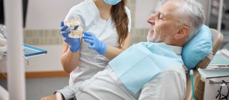 Nachsorge und Pflege von Zahnimplantaten