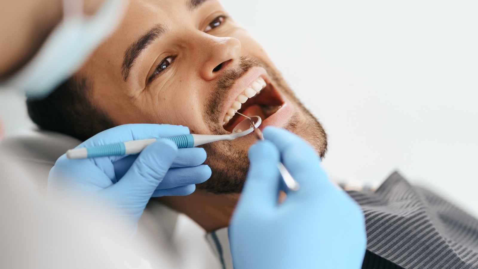 Zahnärztliche Untersuchung zur Verlängerung der Lebensdauer von Dental Veneers